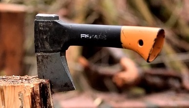 https://www.toolazine.com/wp-content/uploads/2017/12/How-to-sharpen-a-hatchet-axe-with-a-file-knife-sharpener-bench-angle-grinder-dremel-whetstone-wetstone-or-without-tools-using-a-rock.jpg